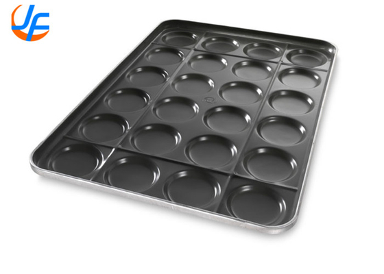 RK Bakeware China Foodservice 42495 Chicago acier métallique aluminiumisé 24 moule 1,95 once plateau de gâteau de hamburger / casserole à muffins