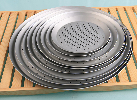 RK Bakeware Chine anode dur perforé crête mince casserole à pizza pour la cabane de pizza