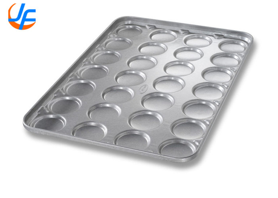 RK Bakeware China Foodservice 42495 Chicago acier métallique aluminiumisé 24 moule 1,95 once plateau de gâteau de hamburger / casserole à muffins