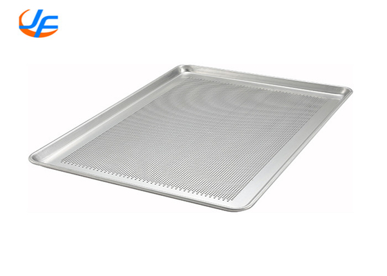 RK Bakeware Chine-601828 Taille complète 16 Gauge 18 &quot; x 26 &quot; Fil dans la bordure de l'aluminium Perforé Bun / plaque