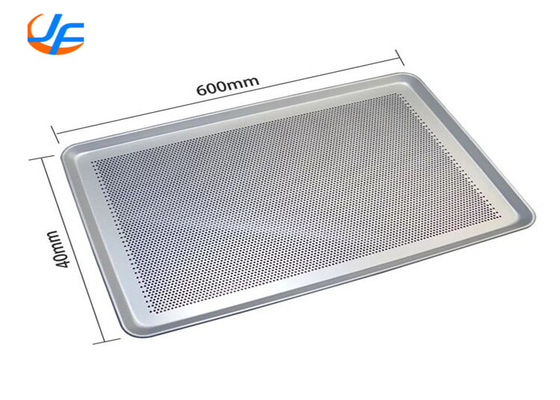 RK Bakeware Chine-601828 Taille complète 16 Gauge 18 &quot; x 26 &quot; Fil dans la bordure de l'aluminium Perforé Bun / plaque