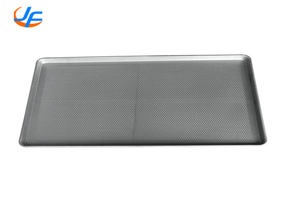 RK Bakeware Chine-601828 Taille complète 16 Gauge 18 &quot; x 26 &quot; Fil dans la bordure de l'aluminium Perforé Bun / plaque