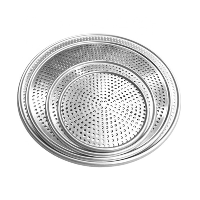 Une casserole à pizza perforée ronde de 11 pouces avec trous plateau à pâtisserie plateau à pizza en aluminium bandejas pour boulangerie