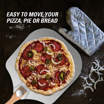 Une pelle à pizza en aluminium de 12 pouces avec poignée pliante et une coupe-roue à pizza de 10 cm.